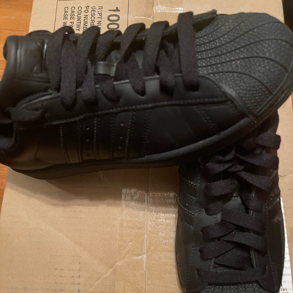 Adidas shell toe size 9 in men